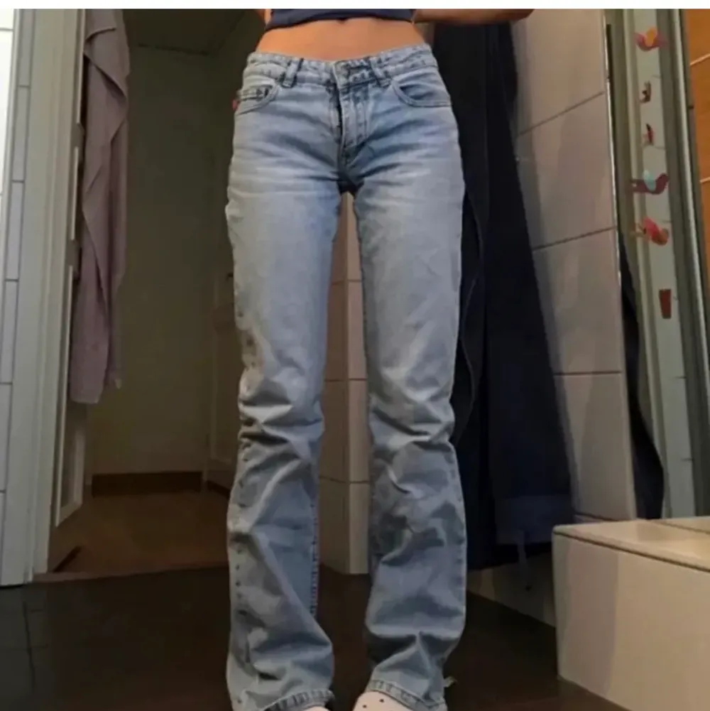 Det har blivit dags för mig att sälja mina älskade jeans från zara då de blivit för små tyvärr!  Väldigt populära jeans med medelhög midja och långa ben👌🏼 Jag har använt dem mycket men vad jag kan se är det inga tecken på slitage!  (Första bilden lånad). Jeans & Byxor.