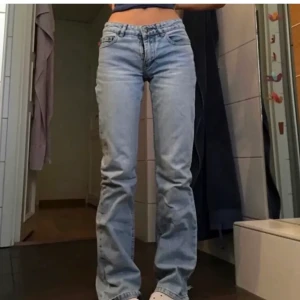 Zara jeans - Det har blivit dags för mig att sälja mina älskade jeans från zara då de blivit för små tyvärr!  Väldigt populära jeans med medelhög midja och långa ben👌🏼 Jag har använt dem mycket men vad jag kan se är det inga tecken på slitage!  (Första bilden lånad)