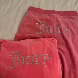 Rosa juicy dress  - Sett med byxor och tröja  Tröja - M  Byxor - L   Byxorna är använda mer än tröjan men i fint skick! 