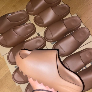Yeezy slides flax - Har ett par kvar! Helt nya med box och kvitto  Storlek 44 Kan fraktas men möts upp i Stockholm 
