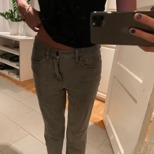 Gråa jeans  - Gråa raka jeans med normalhög midja, lite korta för mig som är 1,69❤️