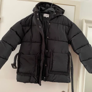 Vadderad vinterjacka  - Svart vinterjacka med teddydetaljer helt oanvänd 