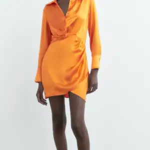Orange klänning från Zara. Endast testad därav är prislappen kvar. Första bilden är inte exakt samma klänning då klänningen jag säljer är slutsåld och det var den mest liknande bilden jag kunde hitta. Strl M, 200kr exklusive frakt (+ frakt)😊