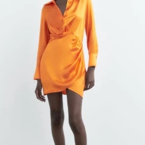 ORANGE ZARA KLÄNNING - Orange klänning från Zara. Endast testad därav är prislappen kvar. Första bilden är inte exakt samma klänning då klänningen jag säljer är slutsåld och det var den mest liknande bilden jag kunde hitta. Strl M, 200kr exklusive frakt (+ frakt)😊