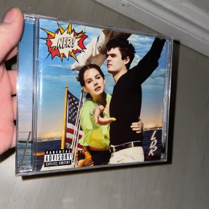Lana del rey skiva - Köpt från en musikaffär i Stockholm. Original pris 150kr. Säljer för 100kr+ 20kr frakt