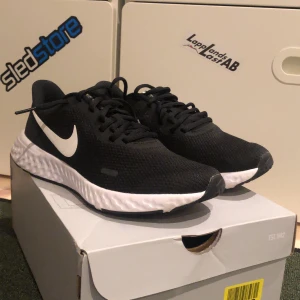 Ett par skor har aldrig andvends - Ett par Nike skor har aldrig används har lådan .  Vill någon köpa ?