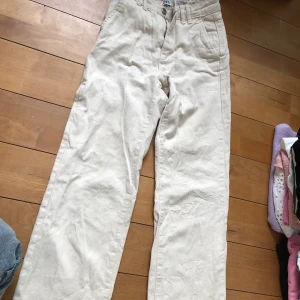 Högmidjade beigea jeans - Högmidjade beigea jeans. Har älskat dem men inte min stil längre :). Frakt tillkommer på 60kr.
