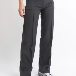 Madlady kostymbyxor - Kostymbyxor från madlady. Strl W:L L:32 men skulle säga att de är mer som en M i midjan. Två vita fläckar på benet (inget jag någonsin tänkt på). Nypris 599kr