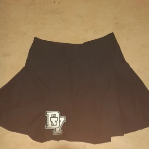 Svart kjol stl S - Svart, kort kjol från H&M. Har inte använt den då jag tyckt den varit för kort. Stl S men passar ngn i stl M.8