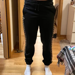 Fred Perry byxor  - Nästan oanvända byxor, svin fina o såklart äkta! Jag är ca 171 cm lång o på bilderna visas passformen på mig. Plagget är storlek ”s” men jag har ”m” i vanliga fall o de passar mig super! Köpte för ca 1200kr. Pris kan diskuteras 