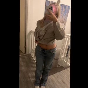 Lågmidjade jeans- gina tricot  - Säljer mina skitsnygga lågmidjade jeans från gina tricot💗 köpte de för 499:- och har använt de ca 4-5 gånger. Jeansen är lite långa på mig som är 156 lång och de är i storlek 36🫶🏼 TRYCK INTE PÅ KÖP NU! Kan tänka mig gå ner i pris.