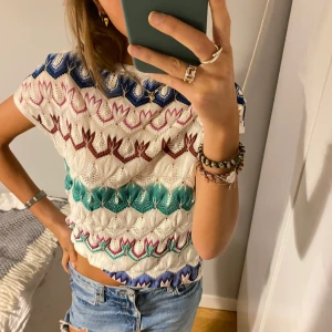 Missoni topp - Tänkte sälja min såå fina Missoni tröja. Den är så fräsch till sommaren. Man kan ha den både med v ringningen framåt men även fin med den bakåt❤️‍🔥💕 aldrig använd, nypris ca: 2000. !!!! FINNS KVAR!!!!