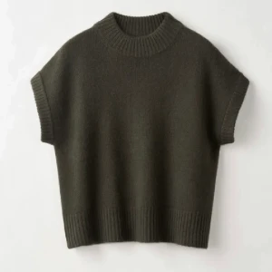 Soft goat - INTRESSEKOLL/BYTE super oklart om jag vill sälja men bra pris så säljer jag. Kan även tänka mig att byta tröjan mot någon annan soft goat💕 Tröjan är grå och är i ett hyfsat bra skick💕