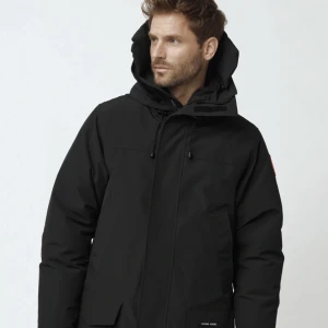 Canada goose langford parka - Canada goose langford parka Storlek S  Använd en vinter  Nypris 12 899 kr Säljer för 5000 kr 