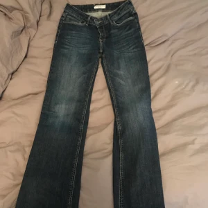 Lågmidjade jeans  - Säljer nu mina mörkblåa lågmidjade jeans i storlek 32. 