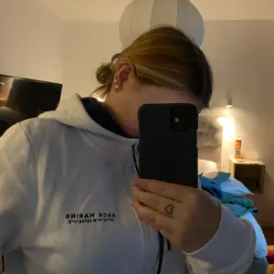 En skön vit zip hoodie. Nypris 500 Mitt pris: 200