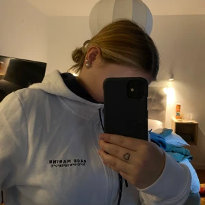 Race marine - En skön vit zip hoodie. Nypris 500 Mitt pris: 200