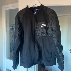 Nike Sportjacka - Skit snygg jacka som tyvärr är för liten för mig.  Bra skick! Storlek L