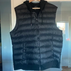 Ralph Lauren väst med hoodie storlek L - Ralp Lauren väst med hoodie. Jätte snygg och i princip oanvänd då den är för stor för mig. Storlek L men känns XL. Nypris 1500kr