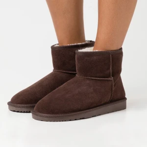Bruna uggs - Säljer mina bruna uggs från even&odd, köpta på zalando🤎jag har vanligtvis 40 men fick beställa i storlek 43 då dom vsr små i storleken. Nu när jag använt dom ett par gånger är dom tyvärr för stora för mig så skulle passa bättre till någon i storlek 41🤎