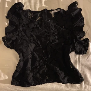 Mönstrad tröja i mesh zara  - Säljer denna tvärcoola mönstrade tröjan från Zara i storl S 🖤 välcigr chic och passar till allt, lite volangiga ärmar! Finns i dm för bilder/frågor, köpare står för frakt 📦 