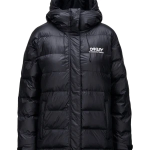 Oakley skidjacka  - Säljer min skidjacka från oakley endast använd under en vecka är i storlek M och skulle säga att den sitter som en M, säljes då jag köpt en ny skidjacka nypris 1999:-