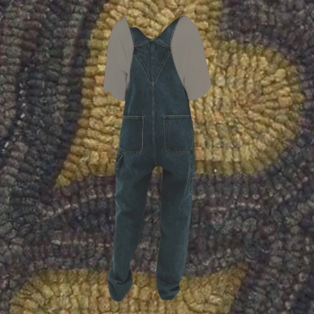 Blåa denim overaller!! Bra skick, knappt använda :)) jag är 1,60 och dem sitter lite pösigt på mig Ordinarie pris: 500 kr. Jeans & Byxor.
