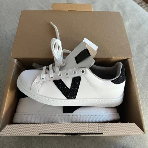 Skor  - Helt nya, slutsålda skor från victoria. Aldrig använda då dom är för små men glömt att skicka tillbaka. 