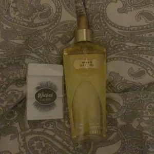 Vs parfym och fransar ❣️ - Säljer en vs parfym och fransar ❣️ Fransarna e helt nya o samma med parfymen  Köp båda för 60 Eller parfymen för 40 och fransarna för 20 ❣️