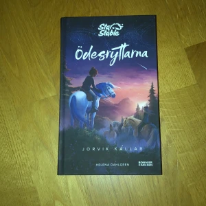 Häst bok - Säljer en star stable bok då jag inte hittar de böckerna. Den är i nytt skick då jag inte har läst den. Går och diskutera pris. 