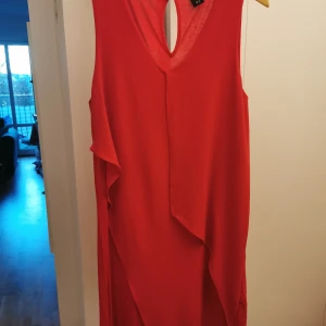 Festlig klänning - Fin röd festlig klänning i strl M från lindex. Den är i väldigt fint skick då den knappt hunnit bli använd