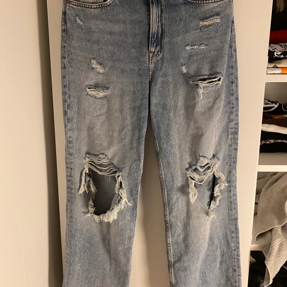 Fabriksslitna jeans 