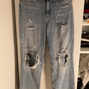 Fabriksslitna jeans  - Har aldrig använt dessa då det inte är min stil. Modellen är loose straight och de är högmidjade. 