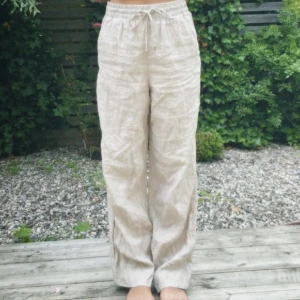 Mysiga samdfärgade linnebyxor - Superfina raka baggy sandfärgade linnebyxor🧸  Extremt bekväma med stora plus som fickor + inte genomskinliga! Bilderna är från den förra säljaren, och har endast provat dessa. Säljer då de tyvärr är för små och förkorta (är 172).💗 Skriv för mer bilder