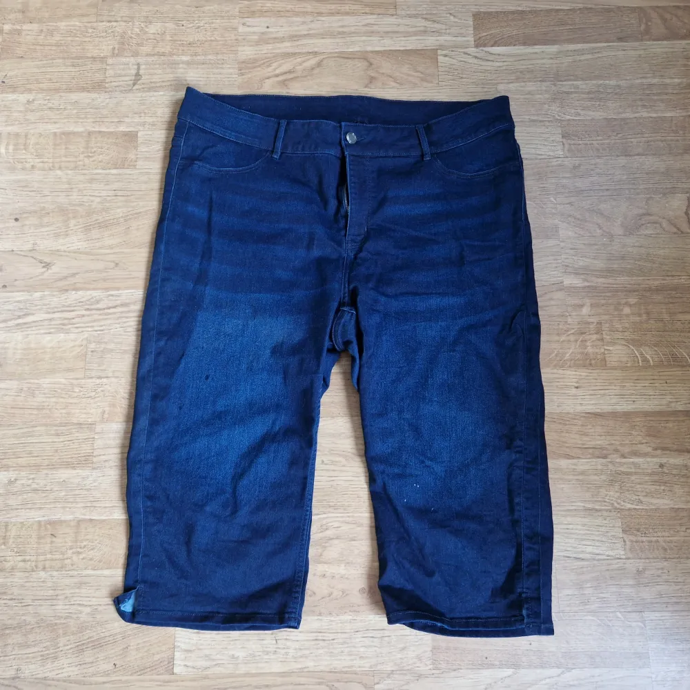 Knappt använda jeansshorts från Esmara, storlek 54.. Shorts.