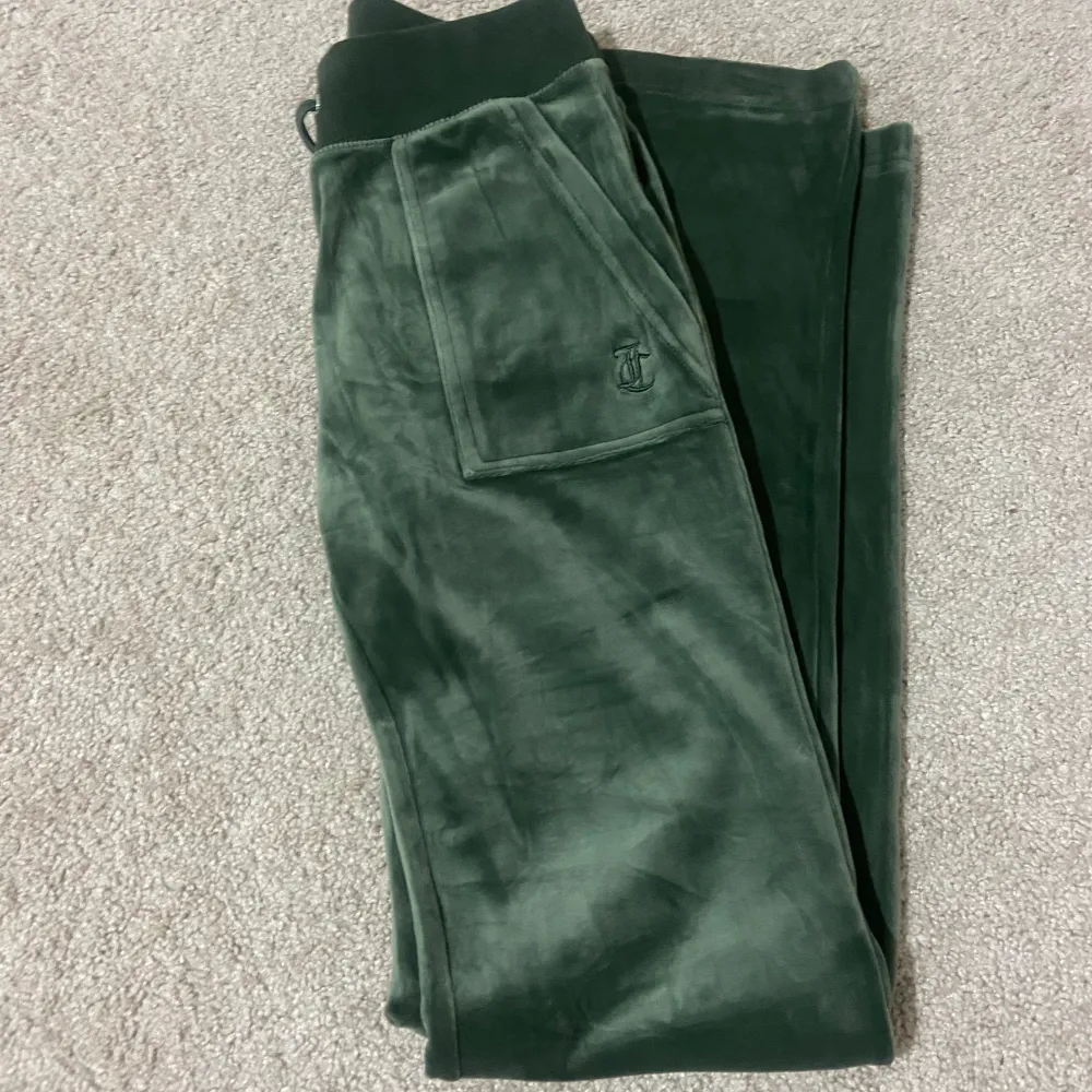 Säljer min fina juicy couture classic del rey byxor i dark moss (grönt). Byxorna är helt nya med prislapp på, då dem är endast testade!  Nypris 1100kr . Jeans & Byxor.