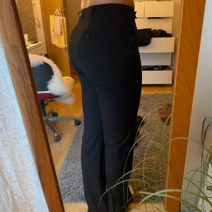 Kostymbyxor  - Säljer dessa knappt använda kostymbyxor från asos tall. Jag är 177 och har oftast strl 40 på byxor. Dessa passar bra. Säljer pga har för många byxor💗 frakt tillkommer 