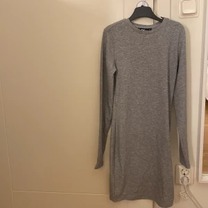 Klänning - En grå långärmad ribbad klänning från new yorker som aldrig har används. Inga defekter och är i bra skick. Säljer då jag inte använder den.