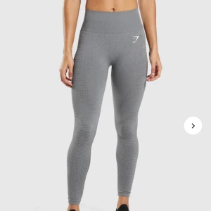 Gymshark leggings  - Helt nya gymshark i storlek XS. Modellen vital seamless 2.0 i färgen smokey grey marl. Aldrig använda bara legat i gaderoben. Ny pris 549 kr.