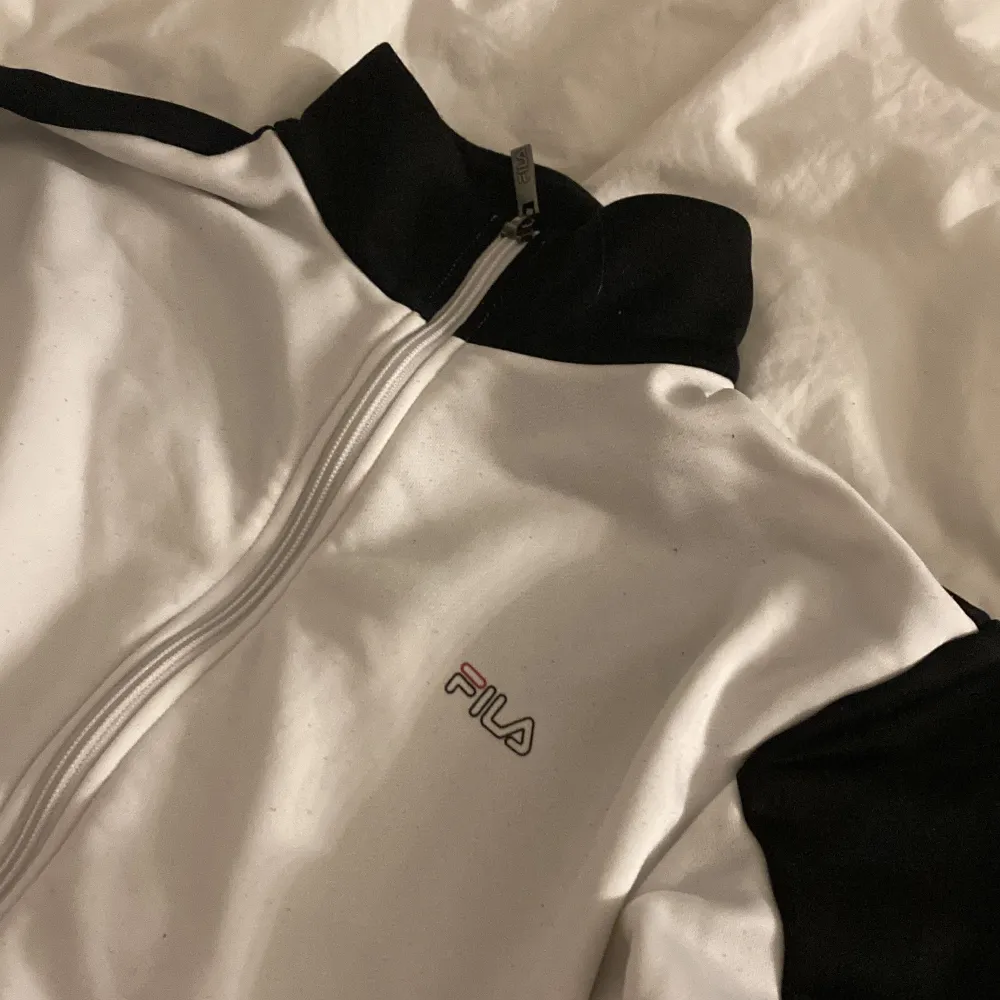 En vit zip up tröja från Fila i färgen vit och svart, storlek S . Tröjor & Koftor.