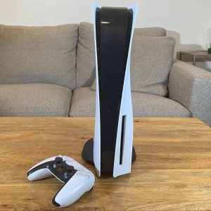 PS5 (använd) *Akut! - Hej, har använt min Ps5 i runt 2 månader men pga ekonomiska omständigheter behöver jag sälja den. Ring för mer info om konsolen, svarar bara samtal, är inte aktiv på Plick. Mvh. Akut säljning, kan gå ner i pris. 073-7339654