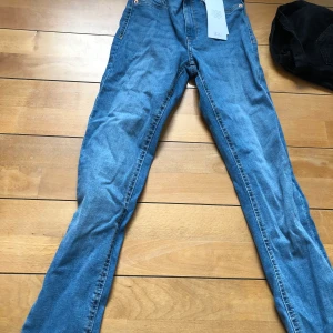 Skinny jeans.  - Säljer min blåa skinny jeans. Aldrig använda, prislappen är kvar. Frakt tillkommer på 59kr. Passar nog någon som är runt 165cm.