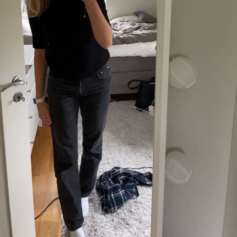 Säljer mina svarta/mörkgrå zara jeans i strl 36 pga att de inte längre kommer till användning. Bra skick och lagom längd på mig som är ca 175❤️‍🔥❤️‍🔥frakt tillkommer. Jeans & Byxor.