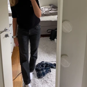 Zara mid rise jeans - Säljer mina svarta/mörkgrå zara jeans i strl 36 pga att de inte längre kommer till användning. Bra skick och lagom längd på mig som är ca 175❤️‍🔥❤️‍🔥frakt tillkommer