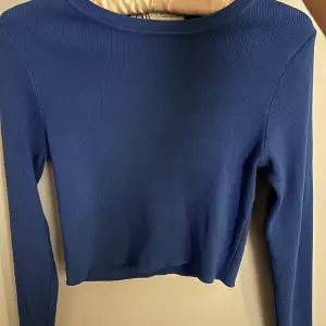 Säljer min zara tröja i den perfekta blåa färgen, storlek M men skulle även passa S.  Aldrig använd🤍
