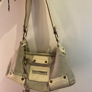 Väska  - En jätte fin väska som itne kommer till andvändning❤️ (tyck ej på köp nu)