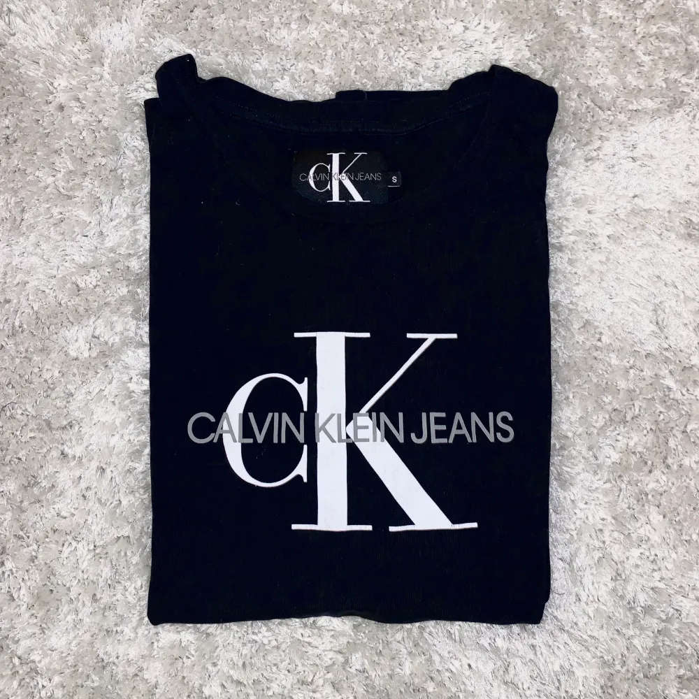 Knappt använd t-shirt från Calvin Klein i stl S.  Regular fit. Inga defekter.   Frakt tillkommer❤️. T-shirts.