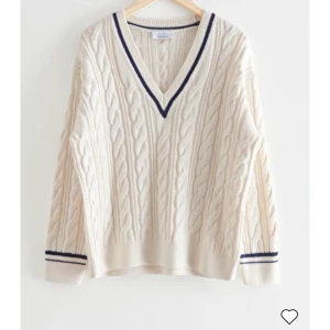 &other stories ull tröja  - Nästan Nyskick köpt för 800, storlek m med passar mig som är small och är perfekt oversized🌹🌹slut på hemsidan🌹🌹