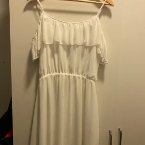 Vit klänning - Vit klänning från Bik Bok   Stl. M Bra skick, använd fåtal gånger 
