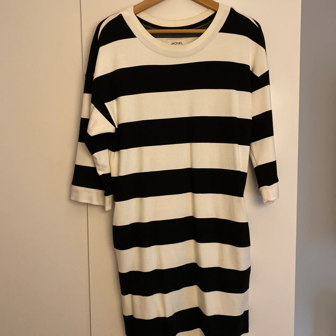 Randig trikåklänning XS